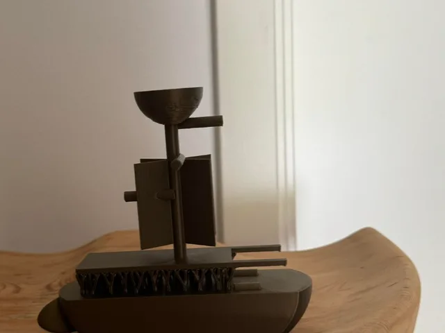 Modellen har et afrundet skibsskrog med et fladt dæk, en central mast, sejl, korte vandrette stænger og et skålformet stykke i toppen. Små stolper løber mellem dækket og den øverste del og bærer den som søjler.
